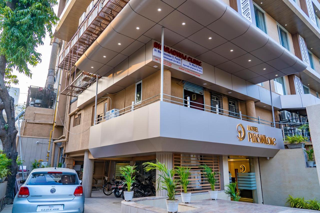 Hotel Pleasant Lake Ahmadábád Kültér fotó
