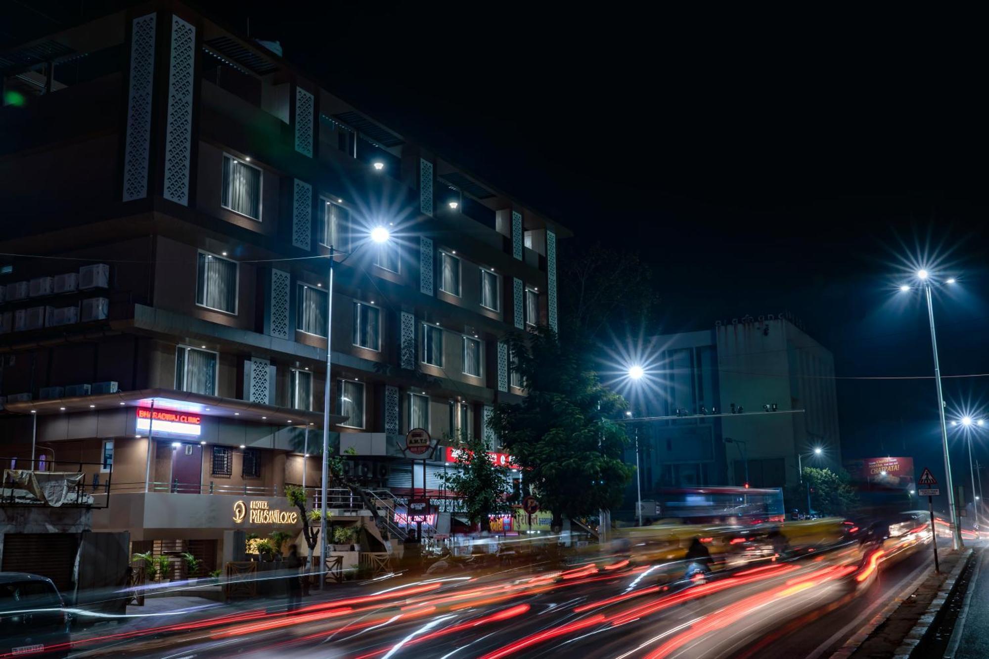 Hotel Pleasant Lake Ahmadábád Kültér fotó