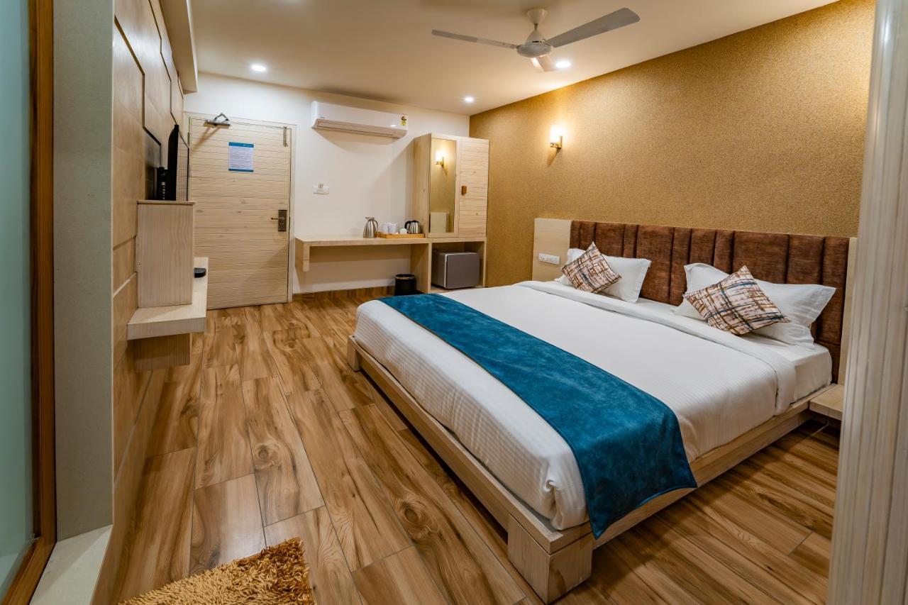 Hotel Pleasant Lake Ahmadábád Kültér fotó