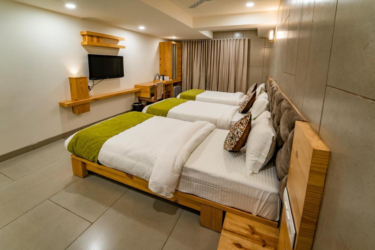 Hotel Pleasant Lake Ahmadábád Kültér fotó