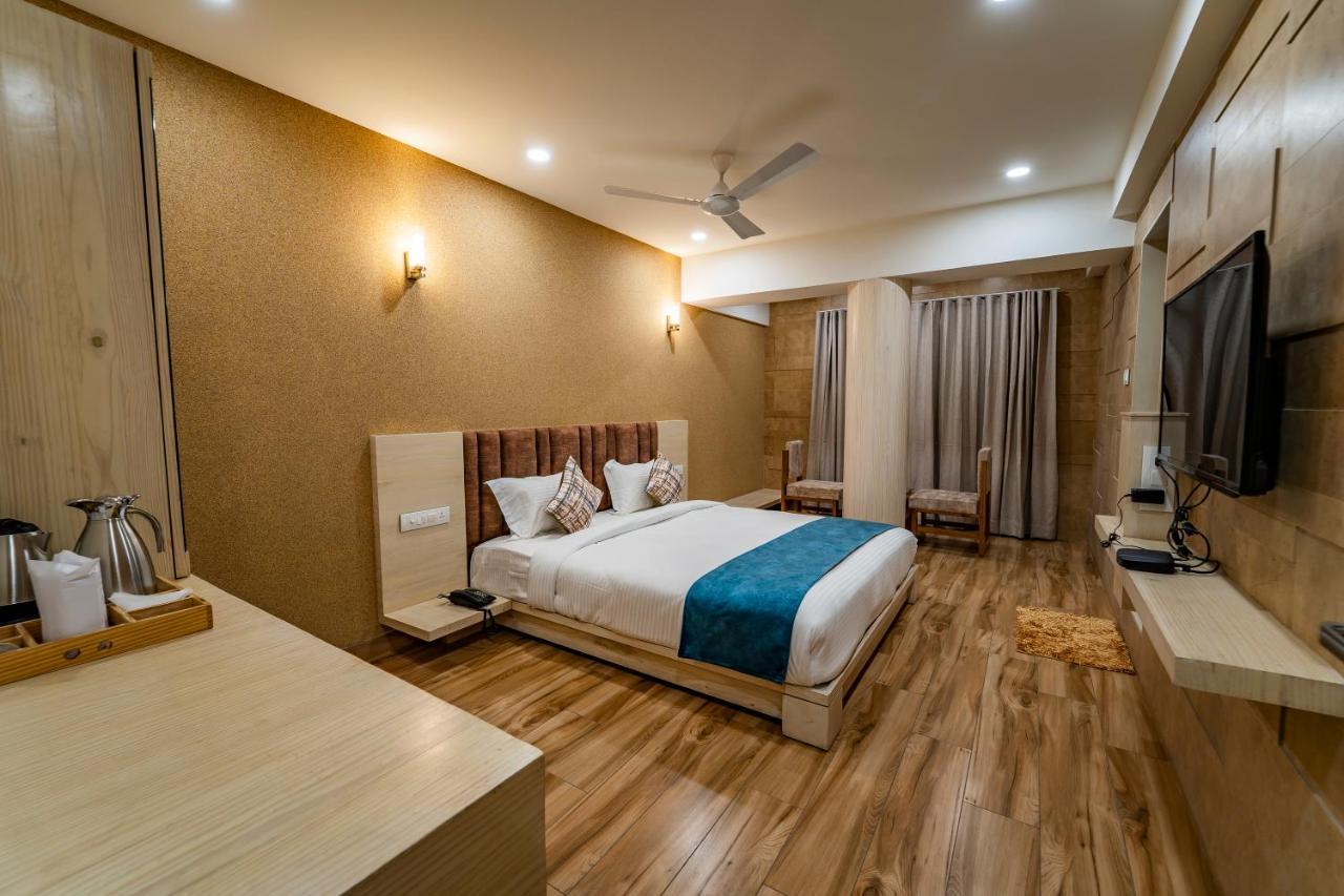 Hotel Pleasant Lake Ahmadábád Kültér fotó