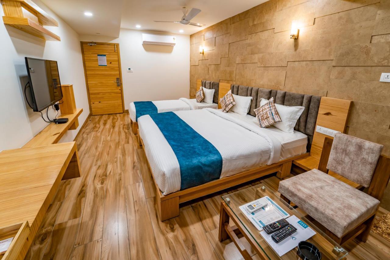 Hotel Pleasant Lake Ahmadábád Kültér fotó
