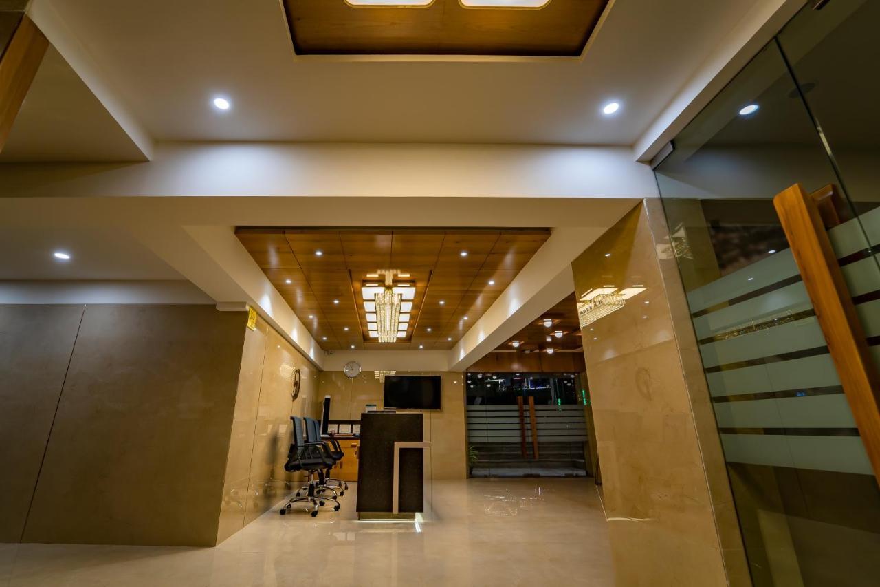 Hotel Pleasant Lake Ahmadábád Kültér fotó