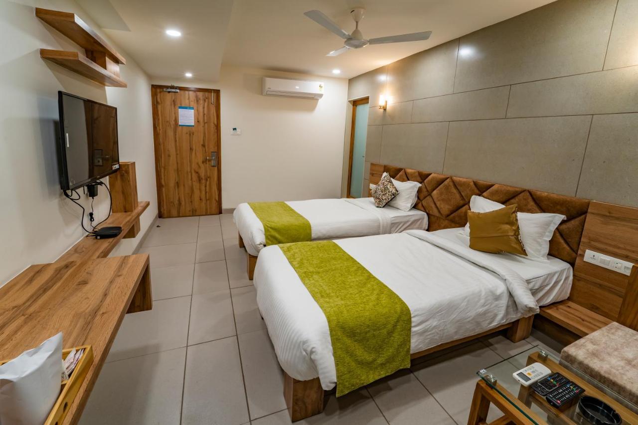 Hotel Pleasant Lake Ahmadábád Kültér fotó