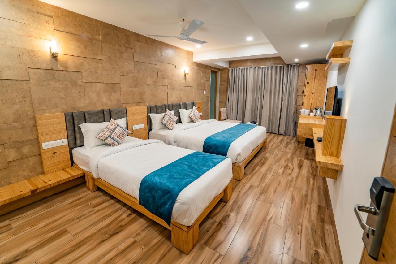 Hotel Pleasant Lake Ahmadábád Kültér fotó