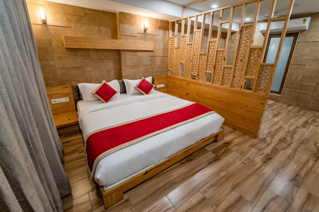 Hotel Pleasant Lake Ahmadábád Kültér fotó