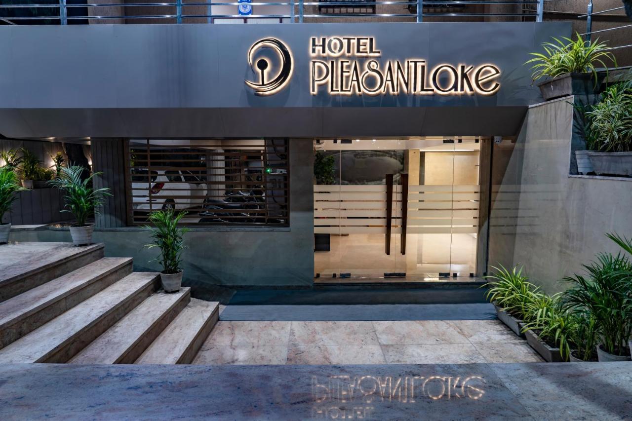 Hotel Pleasant Lake Ahmadábád Kültér fotó