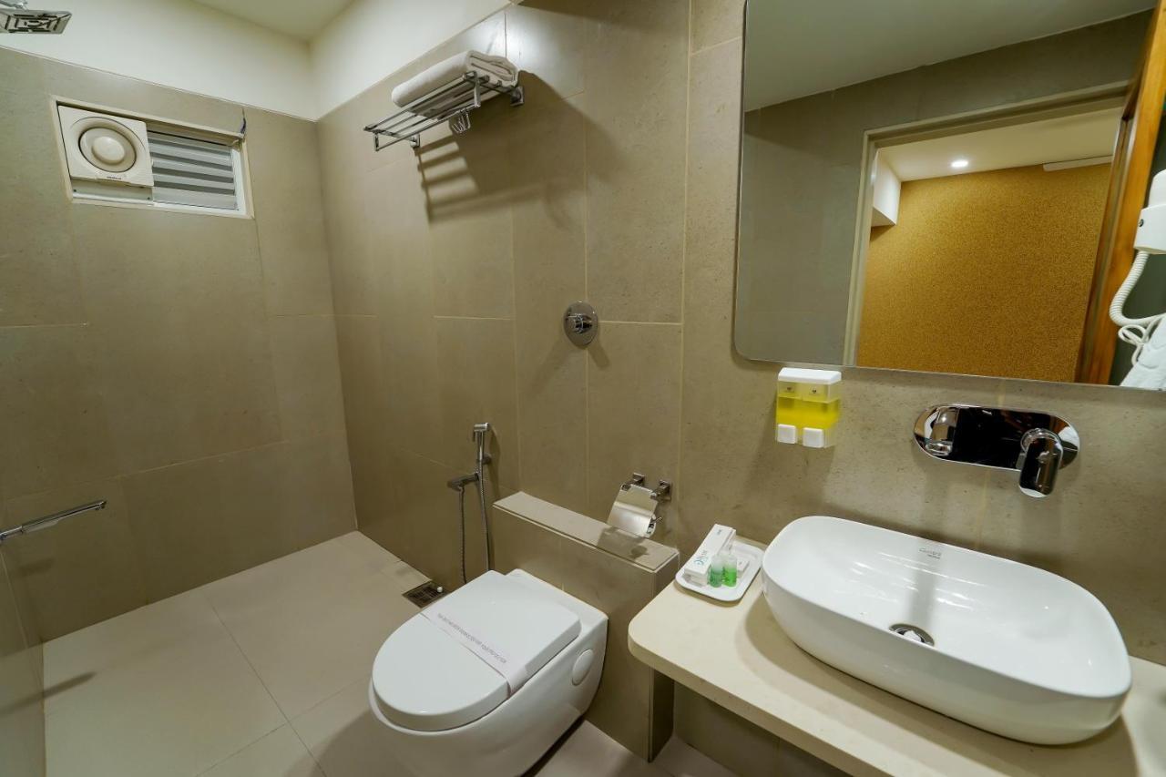 Hotel Pleasant Lake Ahmadábád Kültér fotó