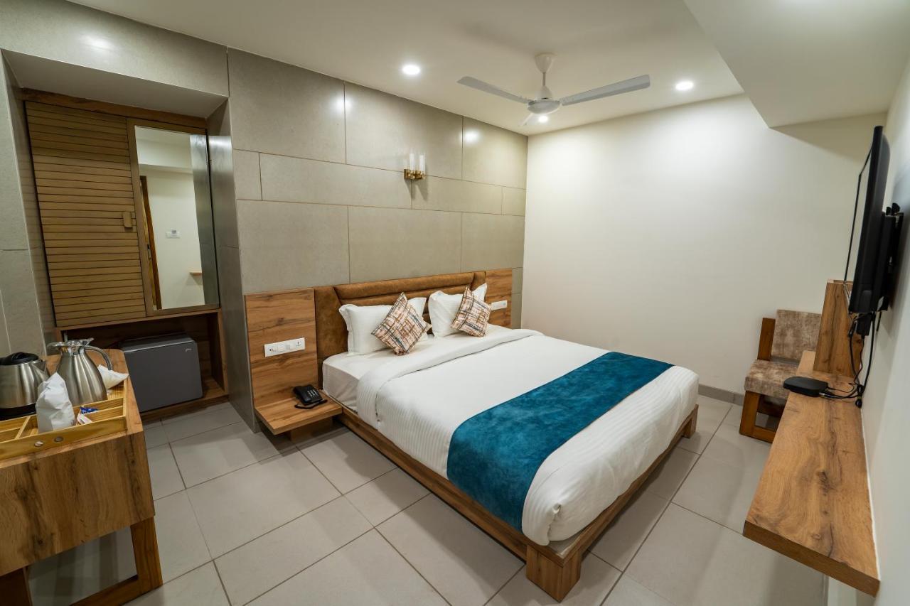 Hotel Pleasant Lake Ahmadábád Kültér fotó