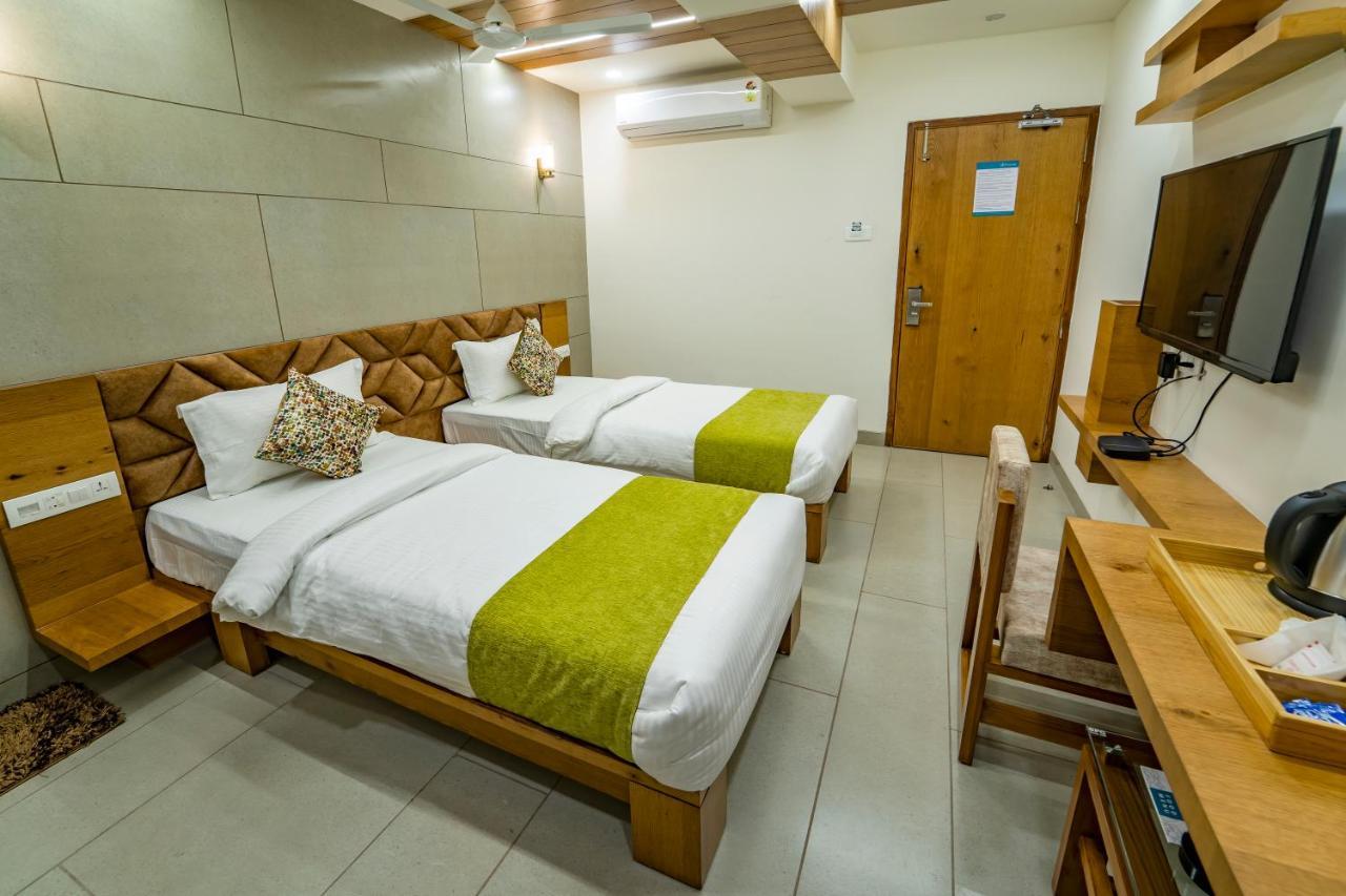 Hotel Pleasant Lake Ahmadábád Kültér fotó